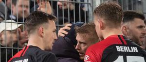 Gemeinsam: Vladimir Darida, Per Skjelbred und Maximilian Mittelstädt gehen nach dem dem Spiel zu den Fans.