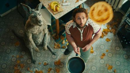 Backe, backe, Eierkuchen. Das Känguru und Marc-Uwe (Dimitrij Schaad) in der Kreuzberger WG-Küche.