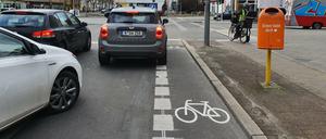 Fahrradinfrastruktur aus dem Jahr 2020. Die Kreuzung Martin-Luther-Straße / Hohenstaufenstraße in Schöneberg. 