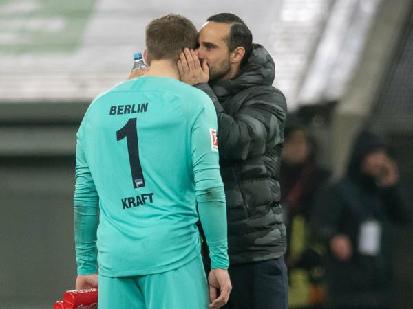Einflüsterer: Herthas Trainer Alexander Nouri richtet ein paar Worte an seinen Keeper Thomas Kraft.