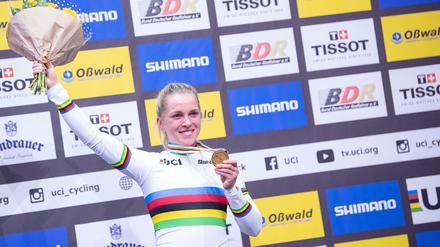 Vielen Dank für die Blumen: Für Emma Hinze gibt es in Berlin einiges zu gewinnen.