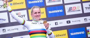 Vielen Dank für die Blumen: Für Emma Hinze gibt es in Berlin einiges zu gewinnen.