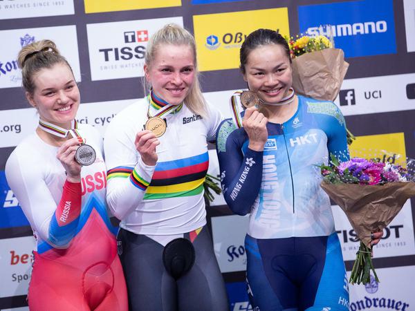 Ein Satz Medaillen: Emma Hinze (Mitte) posiert neben Natalya Antonova (links) und Wai Sze Lee.