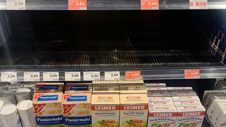 Leer gehamstert ist das Regal für Brotbackmischungen in einem Supermarkt. 