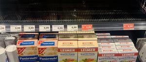 Leer gehamstert ist das Regal für Brotbackmischungen in einem Supermarkt.