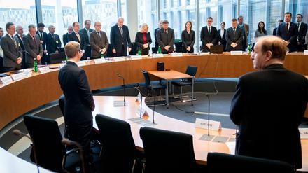 Zu Beginn der Sondersitzung des Innenausschusses des Bundestages zum rassistischen Anschlag in Hanau erheben sich die Abgeordneten um Horst Seehofer für eine Gedenkminute. 