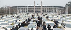 Taxi-Demo 2020 in Berlin: Zahlreiche Taxifahrer versammeln sich vor dem Olympiastadion.