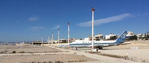 Geisterflughafen Ellinikon. 2001 wurde Athens Airport stillgelegt und durch den Neubau Athen-Eleftherios Venizelos ersetzt. 1938 erbaut,liegt der alte Flughafen an der Küste – nicht weit von den beliebten Vororten Glyfada und Voula entfernt. Den Küstenstrich vermarktenImmobilienhändler unter dem Label „Athener Riviera“. Auch Ellinikon wird zum Spielfeld von Projektentwicklern
