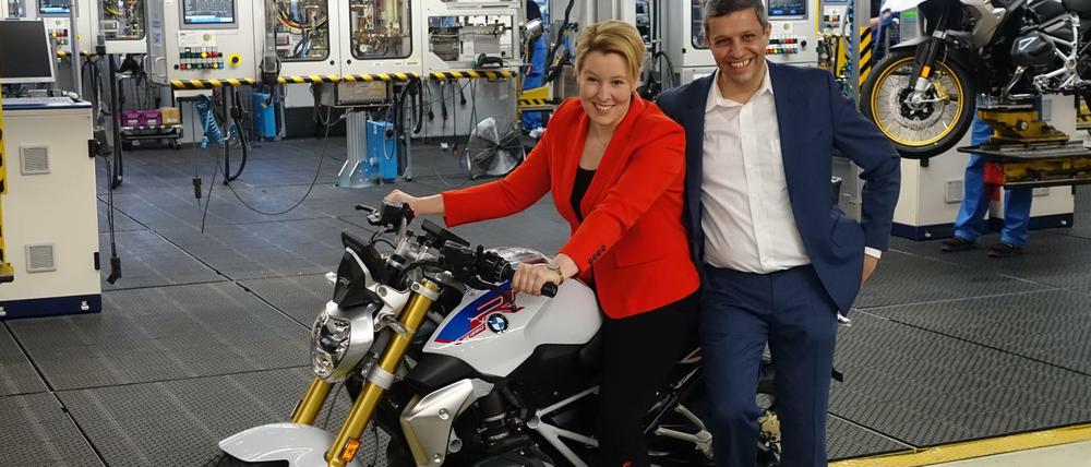 Das Bild ist die Botschaft: Bundesfamilienministerin Franziska Giffey greift beim Besuch im Motorradwerk von BMW in Berlin-Spandau nach dem Lenker. Raed Saleh, der Fraktionschef SPD im Berliner Abgeordnetenhaus und Kreisvorsitzender in Spandau, stützt die Maschine ab. Einen Augenblick später tritt er aus dem Bild: Giffey nimmt die Füße hoch, simuliert eine Fahrt. Die Maschine bleibt auch ohne Saleh stehen.