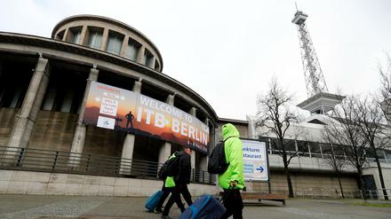 Touristen vor dem Berliner Messegelände.