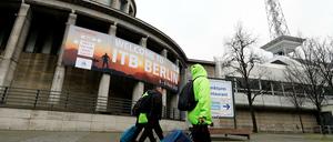 Touristen vor dem Berliner Messegelände.