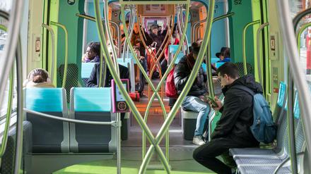 Fahrgäste sitzen in einer Tram der Stadt Luxemburg. In Luxemburg ist ab heute der öffentliche Personennahverkehr kostenlos.
