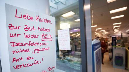 In vielen Drogeriemärkten werden Desinfektionsmittel knapp.