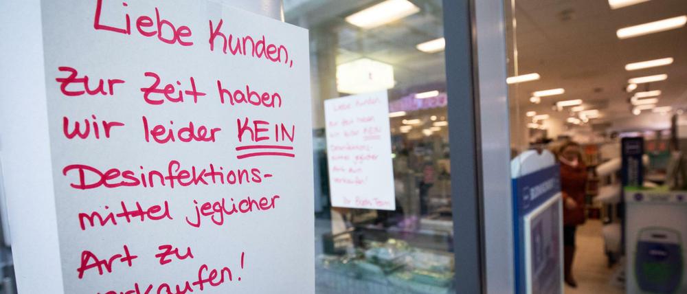 In vielen Drogeriemärkten werden Desinfektionsmittel knapp.