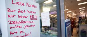 In vielen Drogeriemärkten werden Desinfektionsmittel knapp.