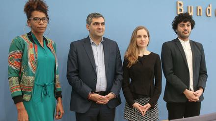 Pläne für ein besseres Deutschland: Saraya Gomis, Farhad Dilmaghani, Marta Neüff und Cihan Sinanoglu von der Bundeskonferenz der Migrantenorganisationen