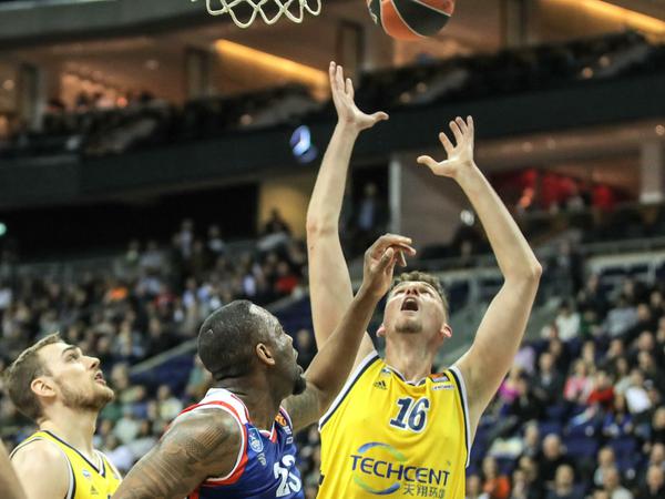 Chance ergriffen: Kresimir Nikic (rechts) machte gegen Anadolu Istanbul ein gutes Spiel.