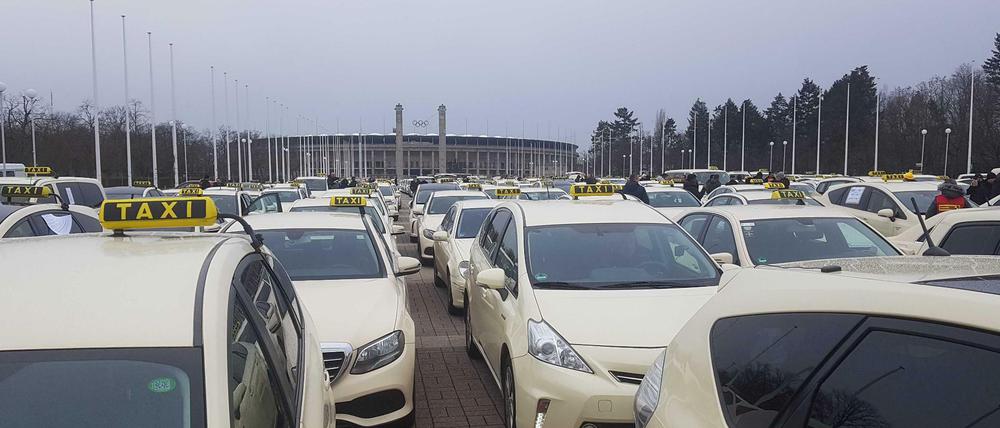 Aufgereihte Taxis vor dem Olympiastadion. Von hier startet die Demo.
