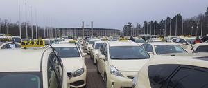 Aufgereihte Taxis vor dem Olympiastadion. Von hier startet die Demo. 