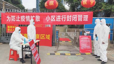 Nachdem China ganze Regionen mehrere Wochen abgeriegelt hatte, ist die Einschätzung des Infektionsrisikos nun in acht Provinzen zurückgestuft worden. Sofern Arbeiter zwei Wochen unter Quarantäne standen, können sie zurück in die Fabriken.