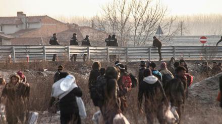 Im Niemandsland. Flüchtlinge an der griechischen Grenze beim Übergang Pazarkule.