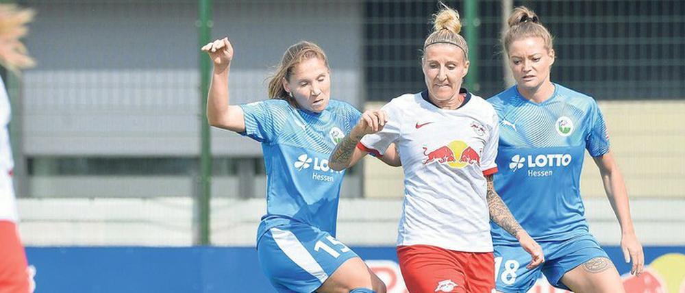 Die Spielertrainerin. Anja Mittag (Mitte) wechselte aus Schweden nach Leipzig, wo sie nicht nur spielt, sondern auch Individualeinheiten für ihre Kolleginnen anbietet.