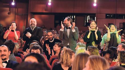 Glücklich und ausgelassen. Das Team des iranischen Films „There is No Evil“ feierte den Gewinn des Goldenen Bären. 