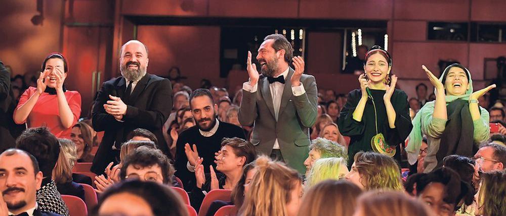 Glücklich und ausgelassen. Das Team des iranischen Films „There is No Evil“ feierte den Gewinn des Goldenen Bären.