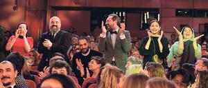 Glücklich und ausgelassen. Das Team des iranischen Films „There is No Evil“ feierte den Gewinn des Goldenen Bären. 
