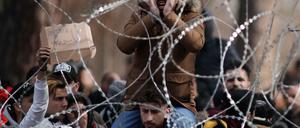 Migranten und Flüchtlinge hinter einem Drahtzaun an der Grenze zwischen Griechenland und der Türkei in der Nähe des geschlossenen Grenzübergangs Kastanies.