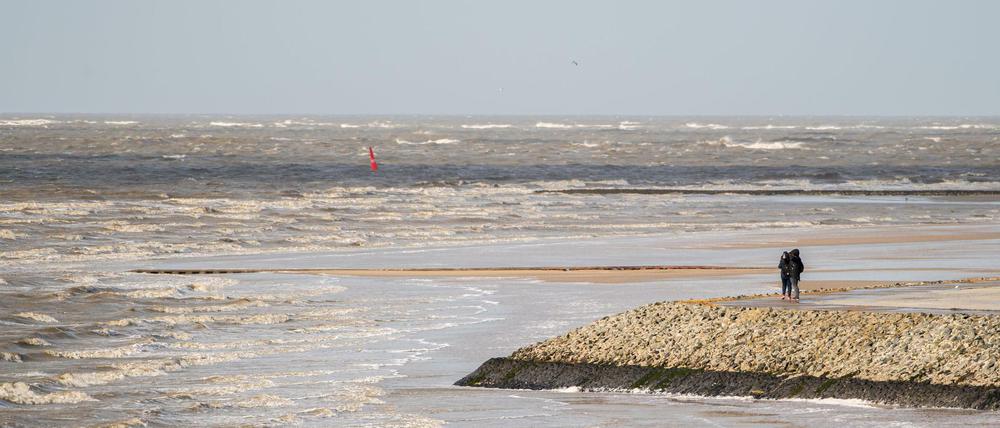 Wo man jetzt noch trockenen Fußes auf der Nordseeinsel Norderney stehen kann, könnte schon 2100 nur noch Meer sein. Bis zu 246 Meter Küstenlinie könnte sich die See dann klimawandelbedingt geholt haben.