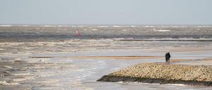 Wo man jetzt noch trockenen Fußes auf der Nordseeinsel Norderney stehen kann, könnte schon 2100 nur noch Meer sein. Bis zu 246 Meter Küstenlinie könnte sich die See dann klimawandelbedingt geholt haben. 