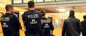 Beamte im Dienst -ihre Einheit ist betroffen von den giftigen Schadstoffen.