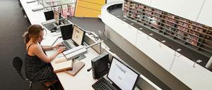 Besonders Geisteswissenschaftlerinnen brennen für ihr Thema. Stipendien bekommt heutzutage nur noch ein vergleichsweise kleiner Anteil von Doktoranden.