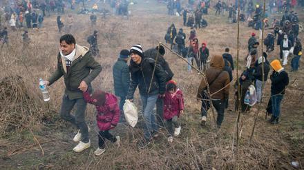 Mehrere Tausend Flüchtlinge haben sich auf den Weg naxch Europa gemacht, nachdem der türkische Präsident Erdogan, wie re es nennt, die Tore geöffnet hat.