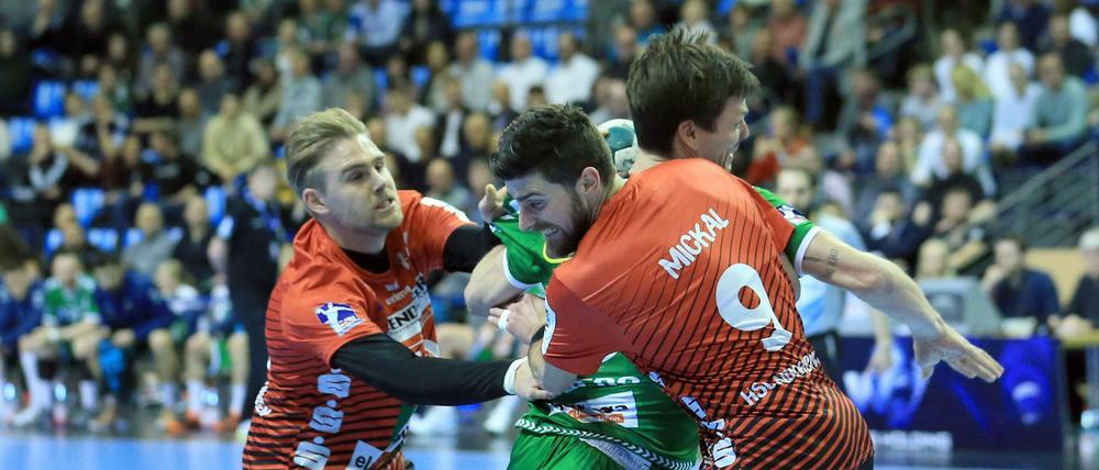 Kein Durchkommen: Auch Füchse-Spieler Hans Lindberg hatte es am Donnerstagabend schwer.