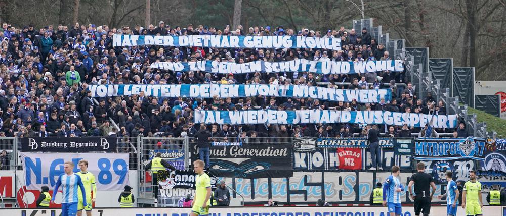 Protest in vielen Ligen. Auch die Fans des MSV Duisburg brachten ihren Unmut am Sonntag beim Spiel in Meppen zum Ausdruck.