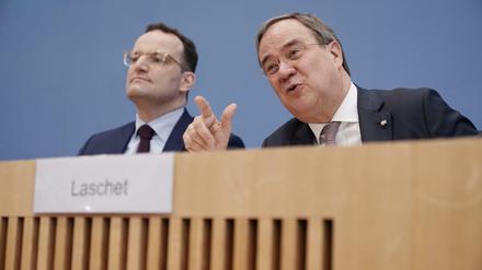 Jens Spahn (l) und Armin Laschet (beide CDU), bei ihrer gemeinsamen Pressekonferenz. 