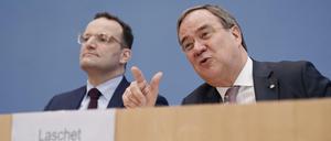 Jens Spahn (l) und Armin Laschet (beide CDU), bei ihrer gemeinsamen Pressekonferenz. 