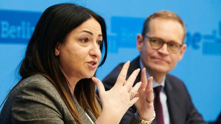 Muss den Umgang mit dem Virus in Berlin managen: Gesundheitssenatorin Dilek Kalayci, hier mit dem Regierenden Bürgermeister Michael Müller (beide SPD)..