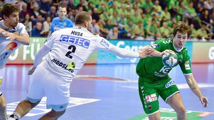 Jacob Holm (rechts, hier gegen Magdeburg) und die Füchse gewannen im EHF-Pokal gegen Logrono.