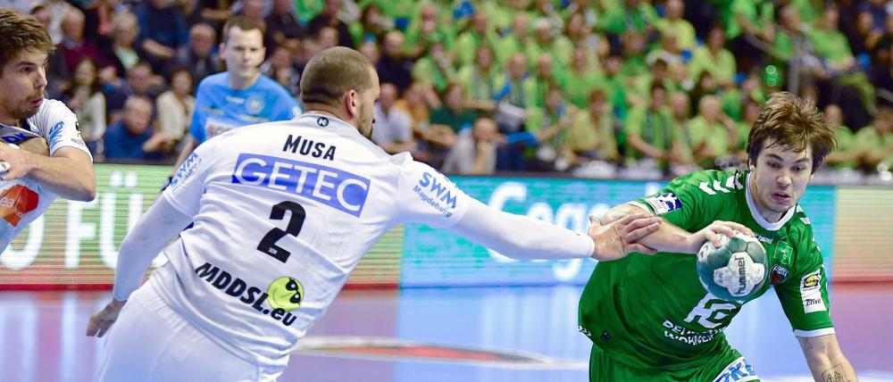 Jacob Holm (rechts, hier gegen Magdeburg) und die Füchse gewannen im EHF-Pokal gegen Logrono.
