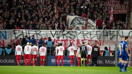 Auch beim 3:0-Sieg des 1. FC Köln gegen Schalke gab es ein Hass-Plakat.