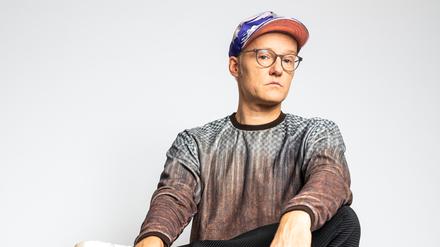 Auf einem Bürostuhl: Der Musiker und Schriftsteller Peter Licht