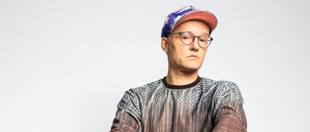 Auf einem Bürostuhl: Der Musiker und Schriftsteller Peter Licht