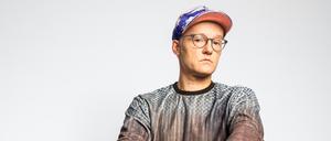Auf einem Bürostuhl: Der Musiker und Schriftsteller Peter Licht