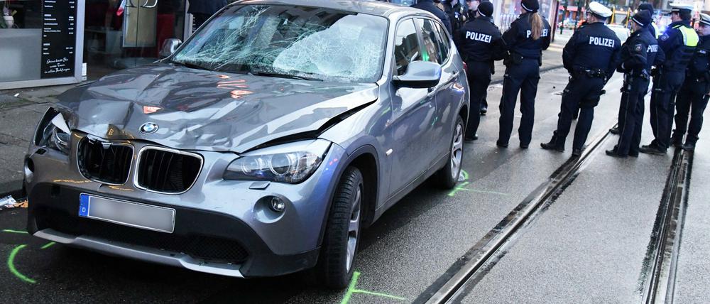 Der Pkw einer Seniorin steht nahe einer Straßenbahn-Haltestelle, nachdem die 81-Jährige in eine Menschenmenge gefahren war.