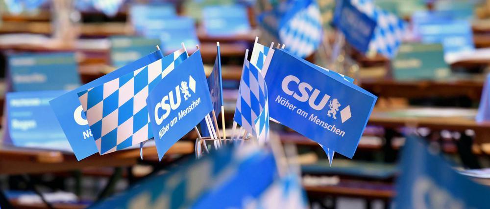 Fahnen der CSU. 