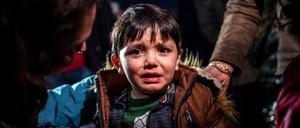 Ein Junge weint am Strand des Dorfes Skala Sikamias nach seiner Ankunft aus der Türkei mit einem Schlauchboot.