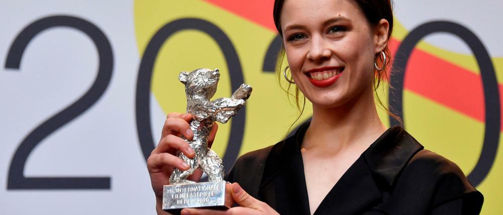 Paula Beer gewinnt für ihre Rolle in "Undine" den Silbernen Bären.